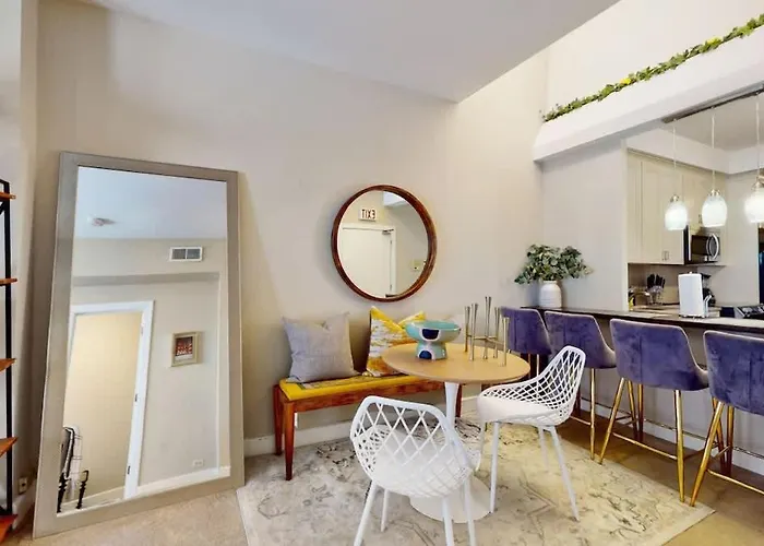 Dearborn Duplex L Sleeps 10 L Free Parking Chicago