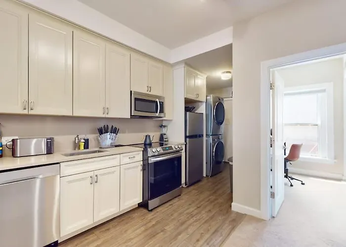 Dearborn Duplex L Sleeps 10 L Free Parking