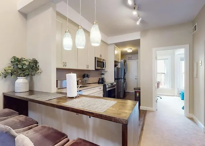 Dearborn Duplex L Sleeps 10 L Free Parking