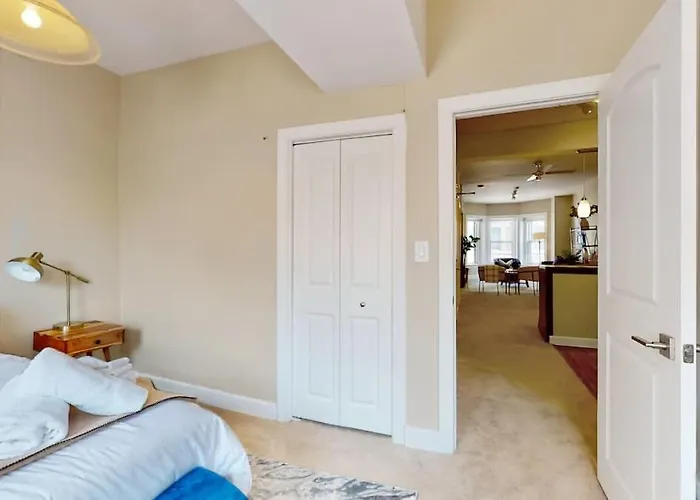 Dearborn Duplex L Sleeps 10 L Free Parking